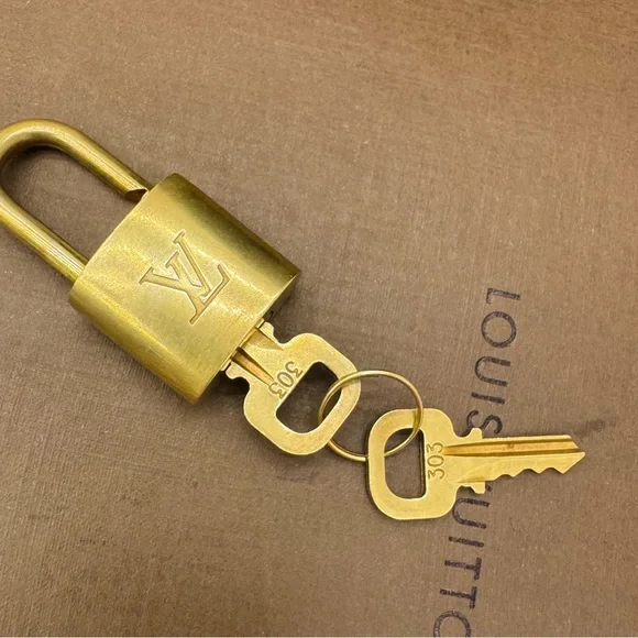 ✨🔐#303 LV Solid Brass Gold Padlock and key Sets✨ - Picture 4 of 16